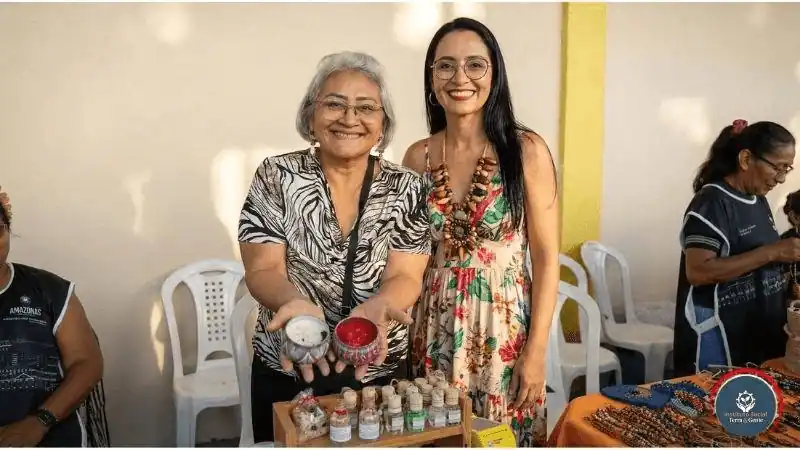 Coordenadora do Instituto ao lado de expositora na feira