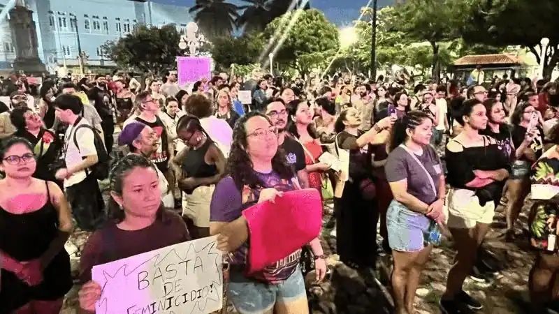 Membros do ISTG com cartazes na manifestação